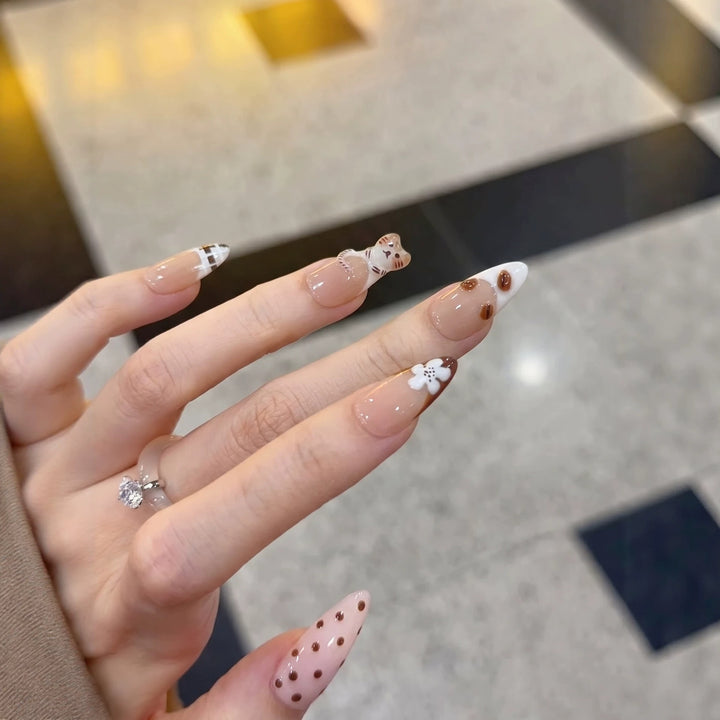 Verspieltes thematisches Press-On Nagelkunstset Karnz