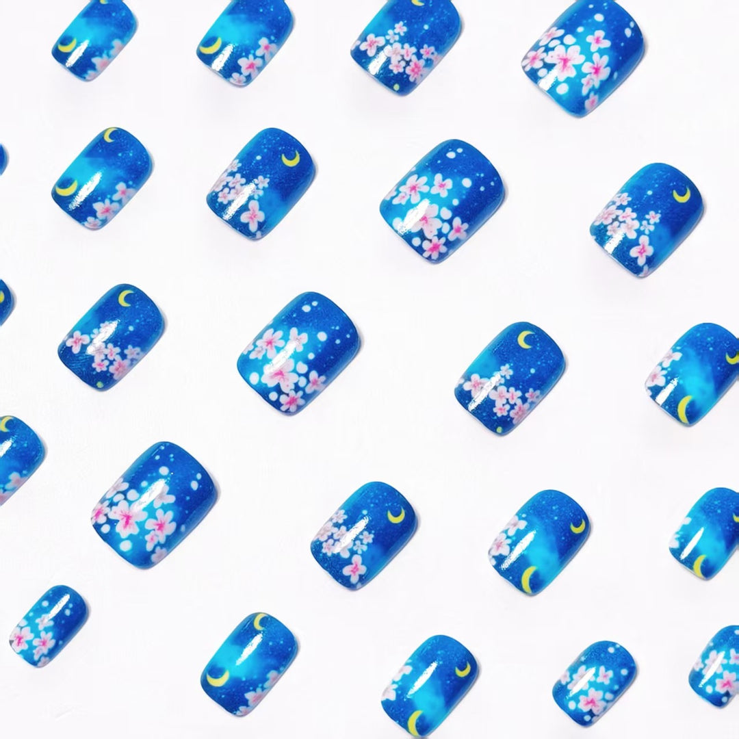 Kunstnagelset mit Floralen Motiven Karnz