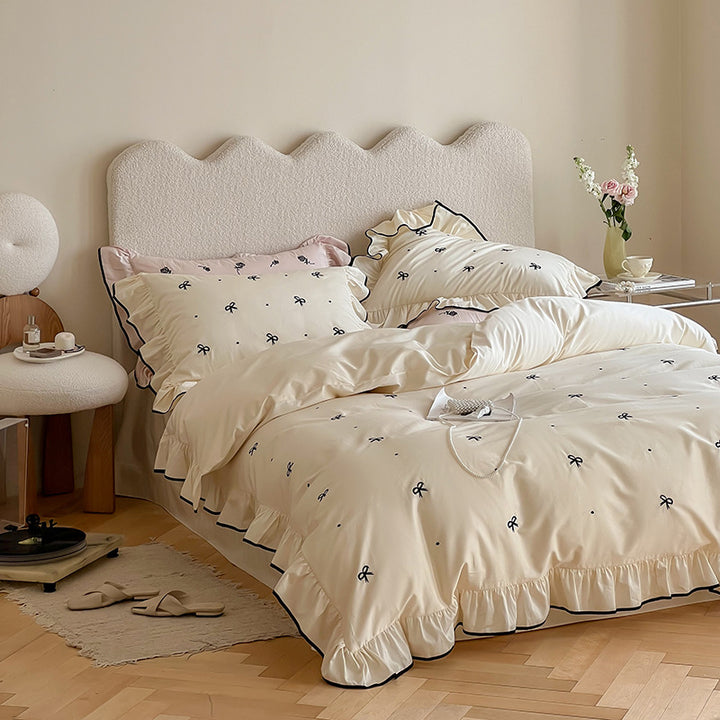 Bettwäsche-Set aus Baumwollsatin mit Rüschenvolant und zarter Schleifen-Stickerei