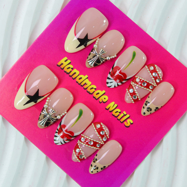 Kunstnägel Set mit luxuriösen Handgefertigten Designs und Glamourösen Akzenten Karnz