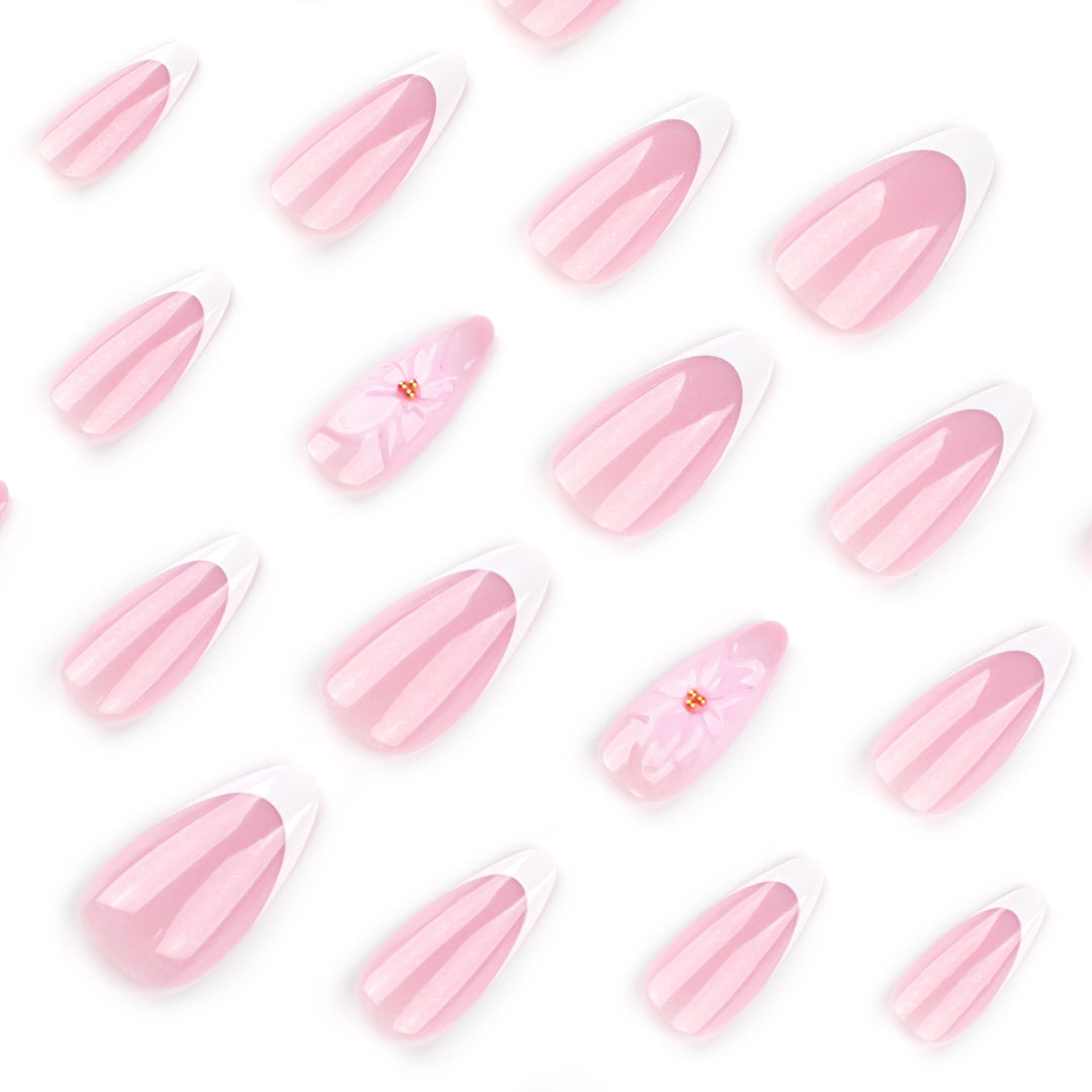 Kunstvolle French-Tip Nagelverlängerungen mit Blumenakzenten Karnz