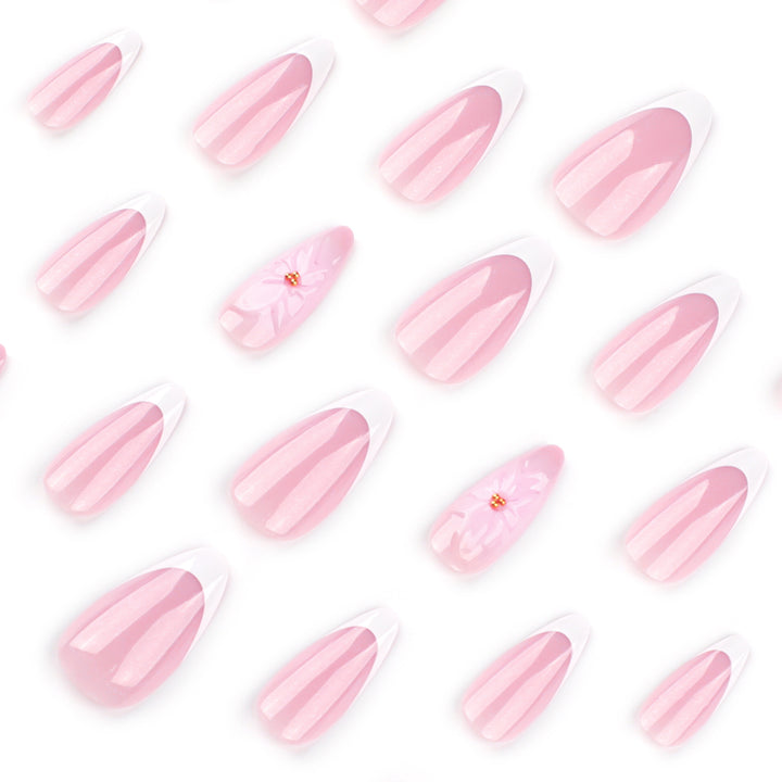 Kunstvolle French-Tip Nagelverlängerungen mit Blumenakzenten Karnz