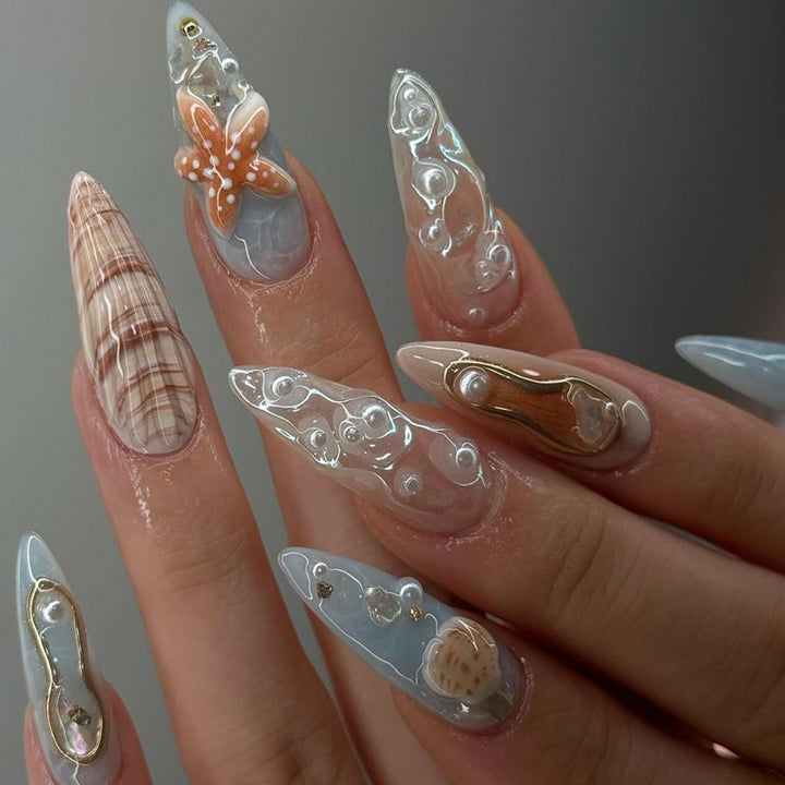 Künstlerisches Press-On-Nagelset mit Muschel- und Blumenakzenten Karnz