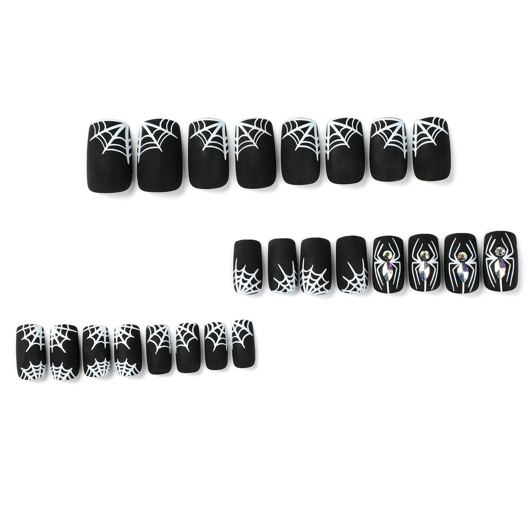 Kunstvolle Nagelverlängerungen mit Spinnen- und Spinnennetzdesign Karnz