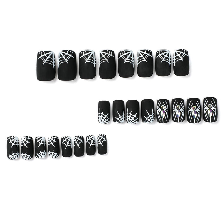 Kunstvolle Nagelverlängerungen mit Spinnen- und Spinnennetzdesign Karnz