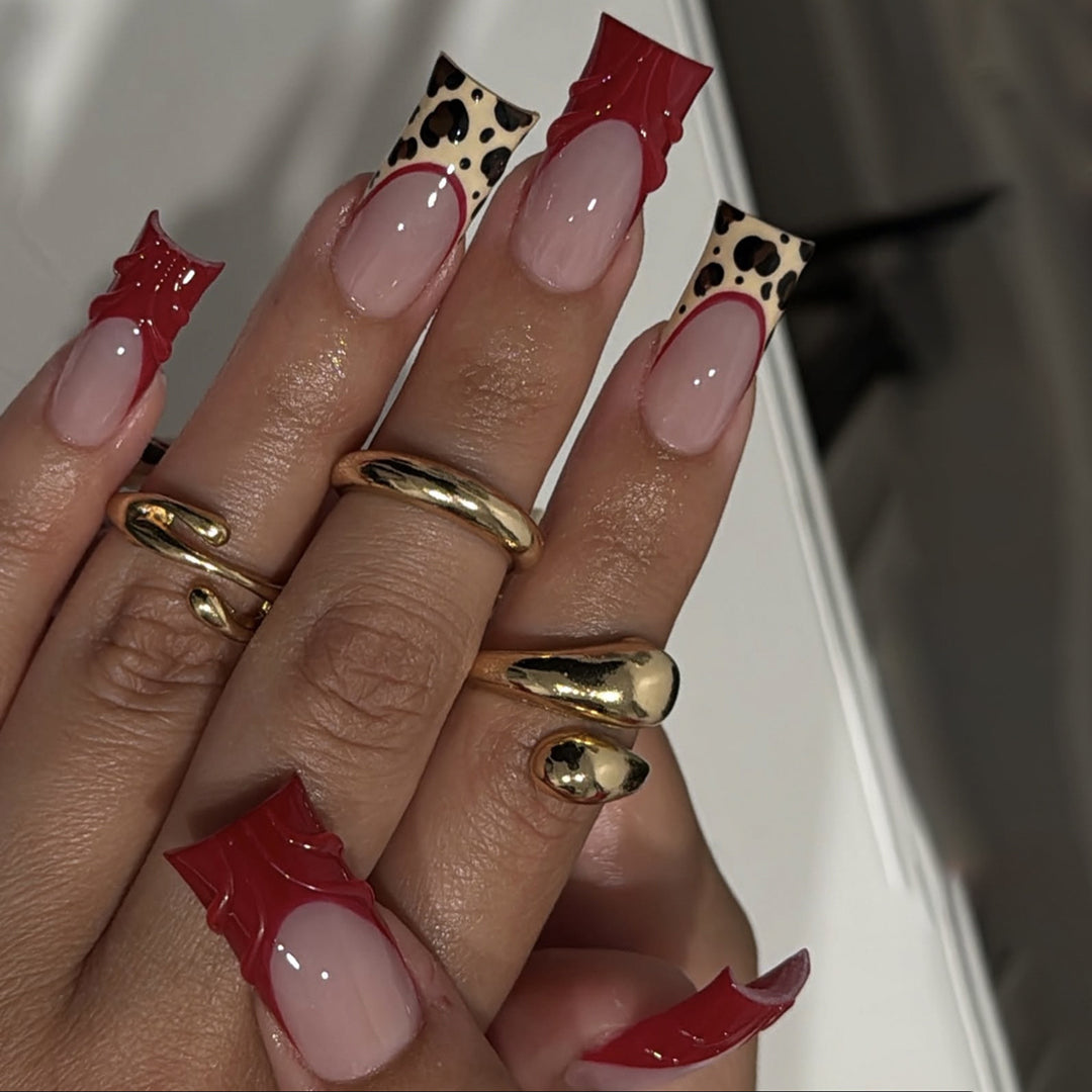 Kunstnagelset mit Leoparden- und luxuriösem Glitzerfinish Karnz