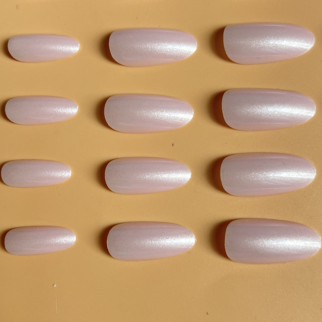 Elegante Mandelgeformte Press-On Nagelerweiterungen Karnz
