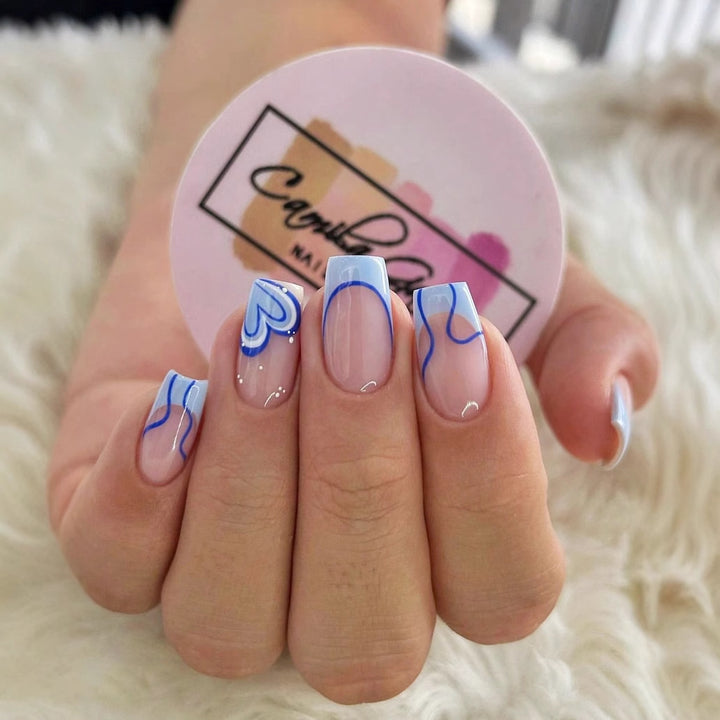 Kunstnagelset mit eleganten Designs und fröhlichen Linien Karnz