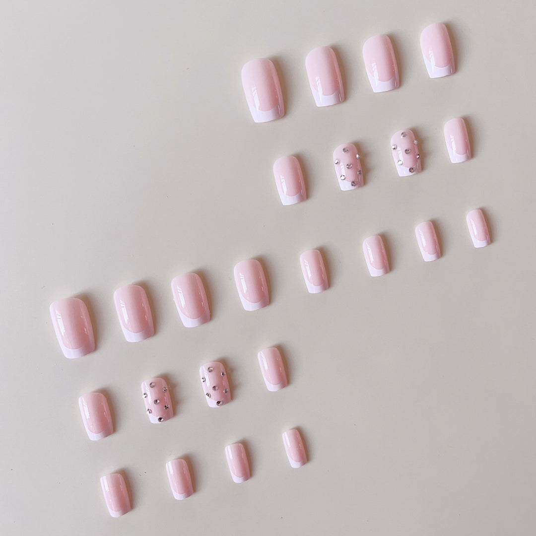 Kunstnagelset mit eleganten Strass- und French-Spitzenverzierungen Karnz