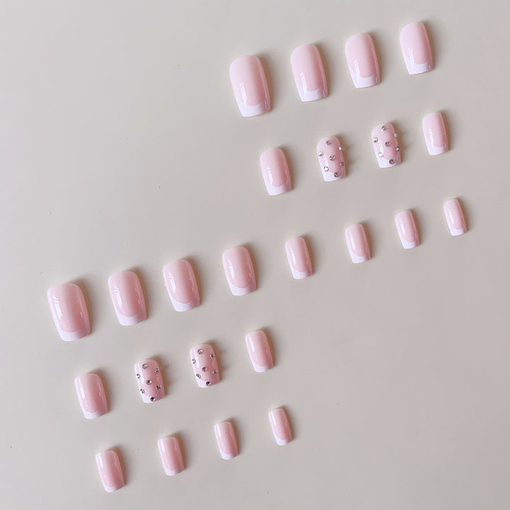 Kunstnagelset mit eleganten Strass- und French-Spitzenverzierungen Karnz
