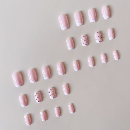 Kunstnagelset mit eleganten Strass- und French-Spitzenverzierungen Karnz