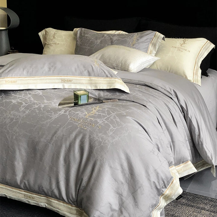 Luxuriöses Satin-Bettwäsche-Set mit dezenter Marmorstruktur und goldener Stickbordüre
