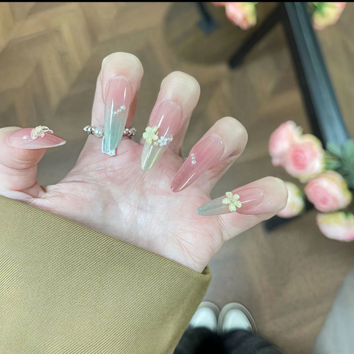 Kunstnägel mit Eleganter Blüten- und Glitzerdekoration