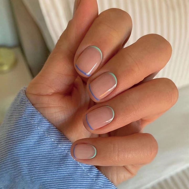 Kunstvolle Nagelkunst mit kreativen French-Tips Karnz
