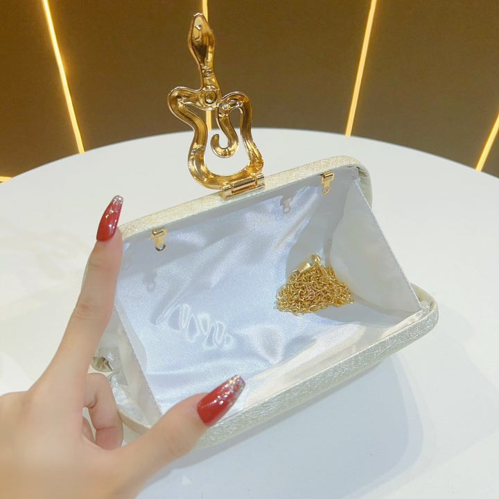 Elegante strukturierte Abend-Clutch