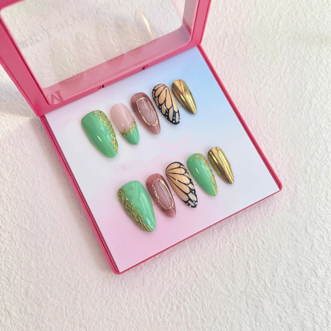 Künstlerisches Press-On-Nagelset mit elegantem Schmetterling und floralen Akzenten