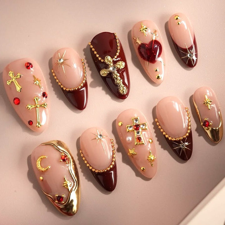 Kunstnagelset mit glamourösen Design und luxuriösen Akzenten Karnz