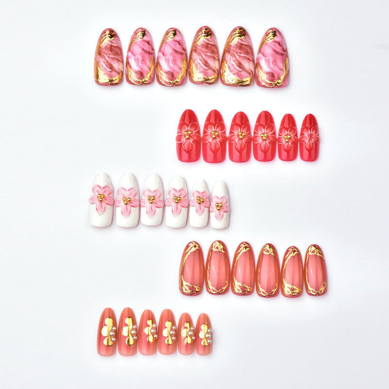 Kunstvolle Nagelspitzen mit floralem Touch Karnz