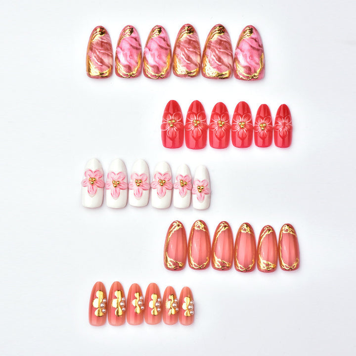 Kunstvolle Nagelspitzen mit floralem Touch Karnz