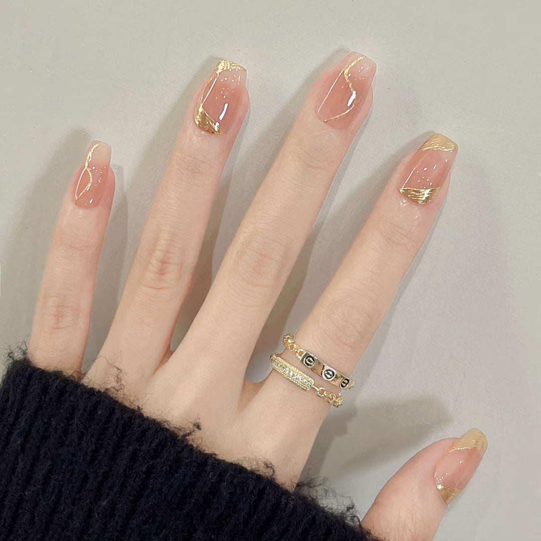 Elegantes Press-On-Nagelkunst-Set mit goldenen Akzentdesigns
