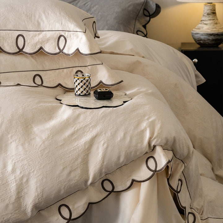 Besticktes Wellen-Loop Jacquard Bettbezug-Set mit passenden Kissenbezügen
