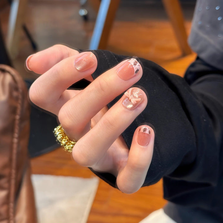 Kunstnagelset mit Dekorativem Design Karnz