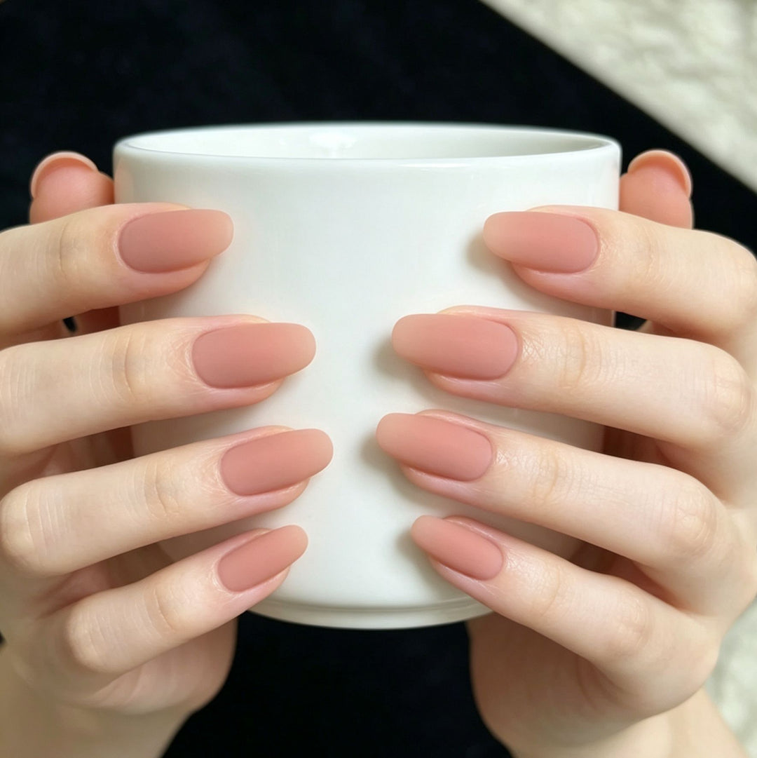 Künstlerisches Nageldesign mit dekorativen Elementen Karnz