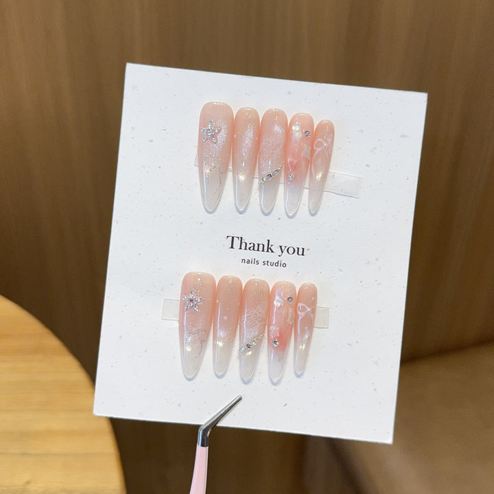 Kunstnägel mit Filigranem Design und Glitzerakzenten Karnz