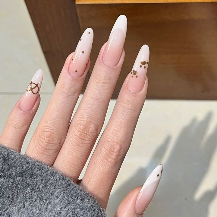 Glamouröse Stiletto Press-On Nageldesign mit eleganten goldenen Akzenten Karnz