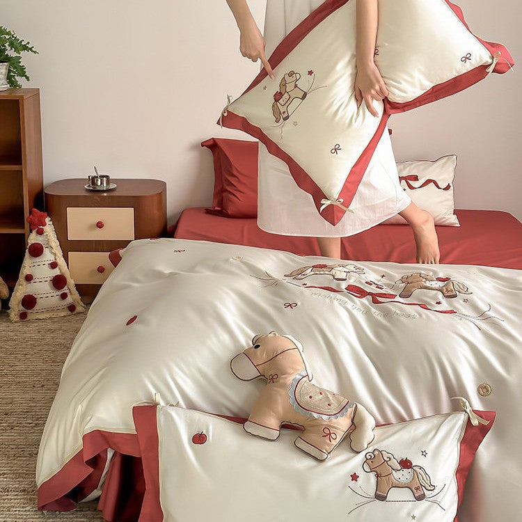 Kinder-Bettwäsche-Set aus Baumwollsatin mit besticktem Schaukelpferd-Motiv und kontrastiertem Saum