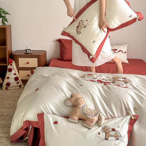 Kinder-Bettwäsche-Set aus Baumwollsatin mit besticktem Schaukelpferd-Motiv und kontrastiertem Saum
