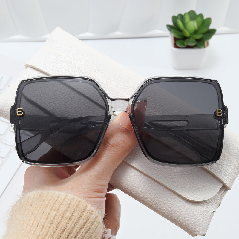 Damen modische oversized Sonnenbrille mit extravaganten Akzenten Karnz