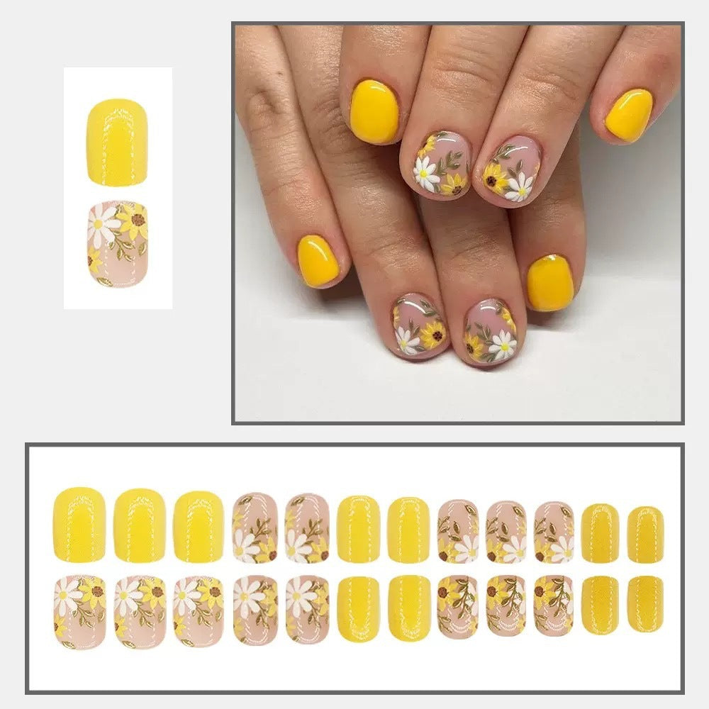 Kreatives Nageldesign-Set mit floralen Akzenten Karnz