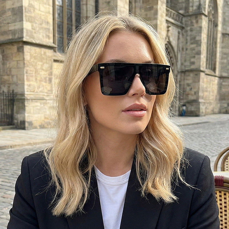 Damen Sportliche Oversized-Sonnenbrille mit modernem Rahmen Karnz