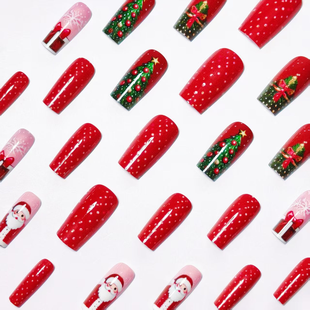 Weihnachtskunstnägel mit Festlichem Santa und Tannenbaum Design Karnz