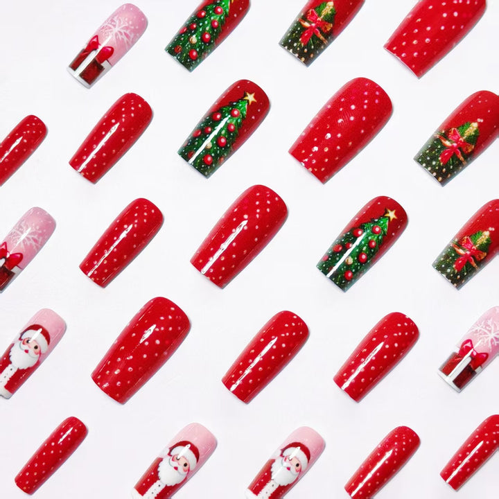 Weihnachtskunstnägel mit Festlichem Santa und Tannenbaum Design Karnz