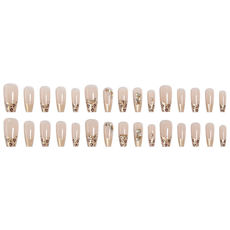 Kunstnagelset mit glamourösen 3D-Verzierungen Karnz
