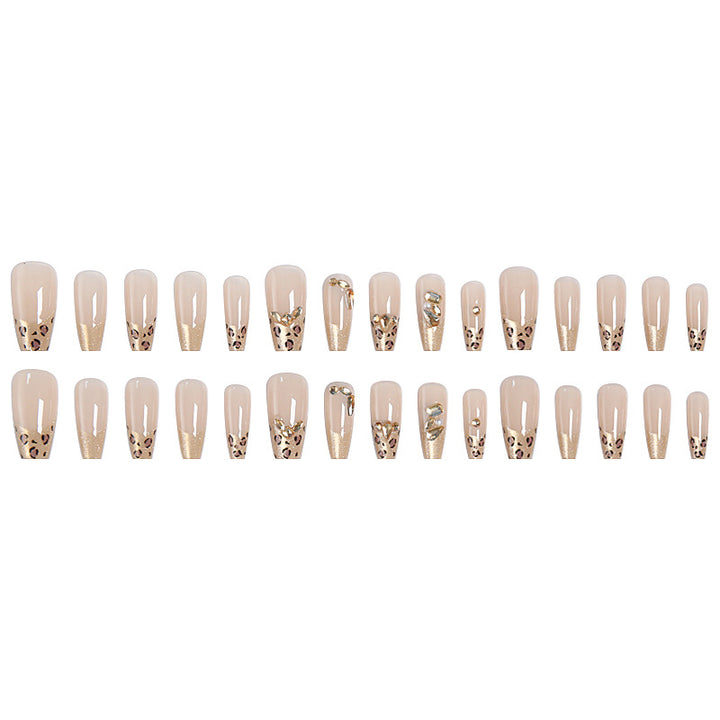 Kunstnagelset mit glamourösen 3D-Verzierungen Karnz