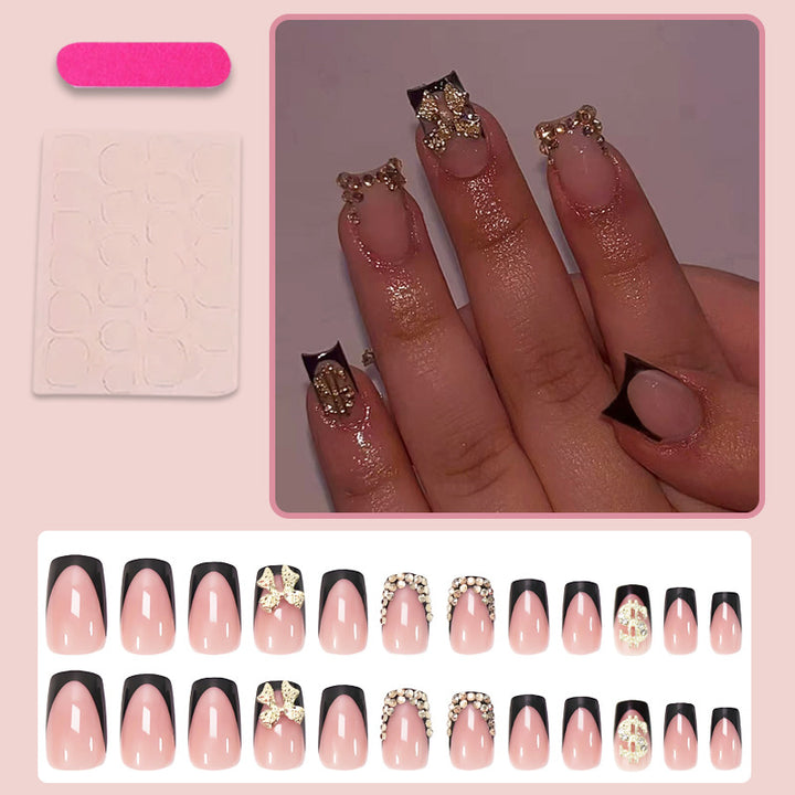 Kunstnagelset mit eleganten goldenen Verzierungen und modernem Design Karnz