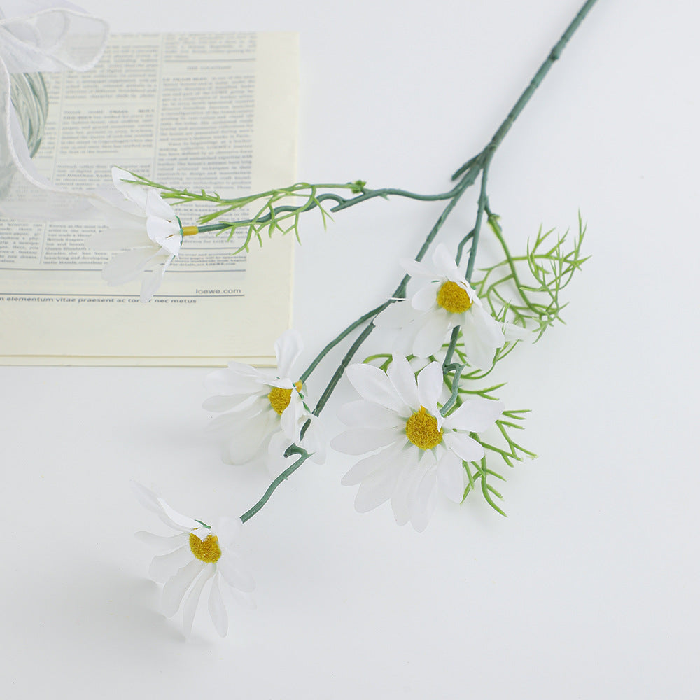 Künstlicher Blumenzweig mit leuchtenden Blüten und zarten Blättern Karnz