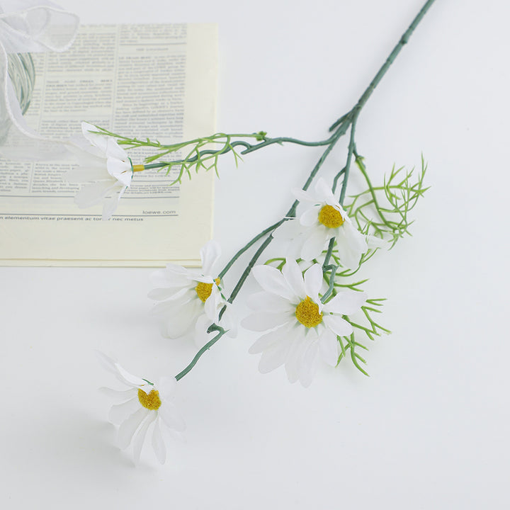 Künstlicher Blumenzweig mit leuchtenden Blüten und zarten Blättern Karnz