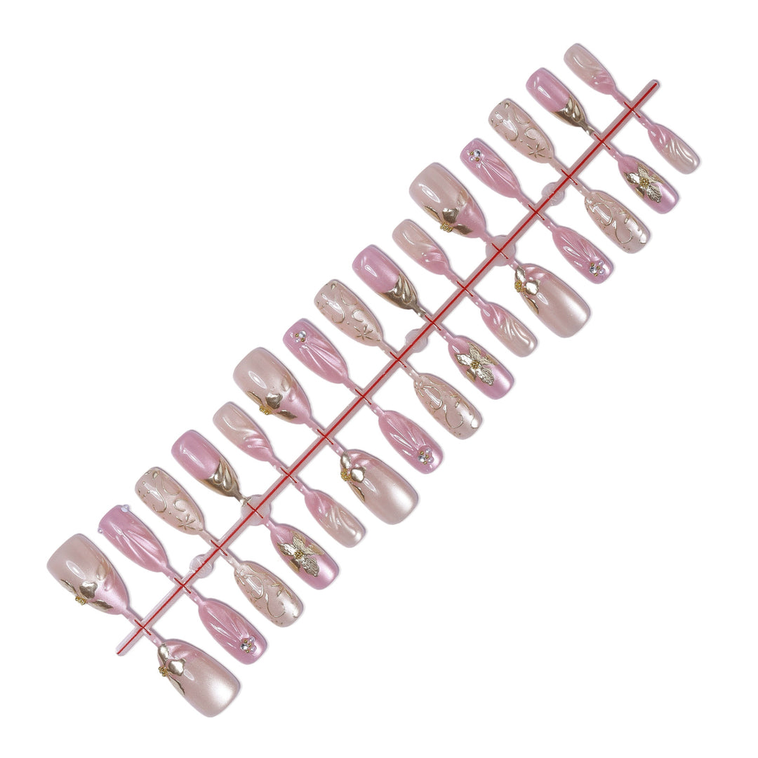 Elegantes Kunstnagelset mit floralen Verzierungen Karnz