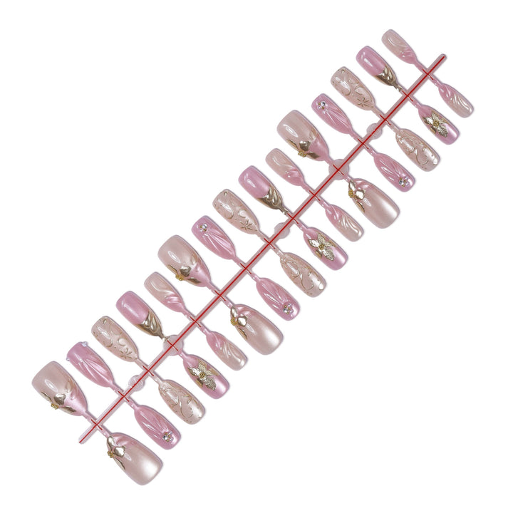 Elegantes Kunstnagelset mit floralen Verzierungen Karnz