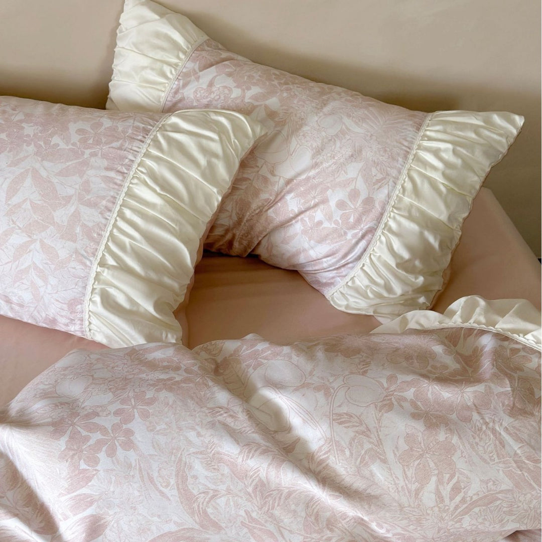 Luxuriöse Jacquard-Bettgarnitur mit Rüschenbordüre und seidigem Griff