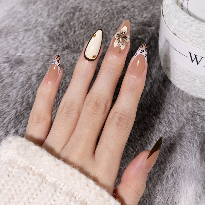 Kunstvolle Nagelverlängerungen mit Blumen- und Leopardenmotiven Karnz