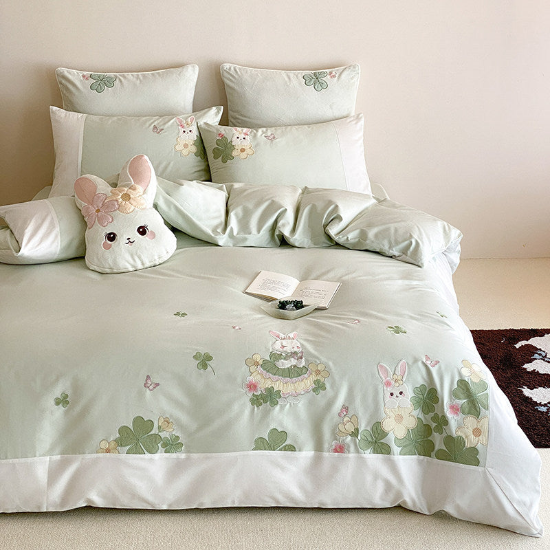Besticktes Bunny Baumwollsatin Bettbezugset mit Kissenbezügen und plüschigen Akzentkissen