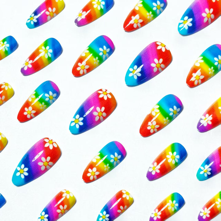 Kreative Kunstnägel mit Buntem Regenbogen-Design und Verspielten Blütenmotiven Karnz