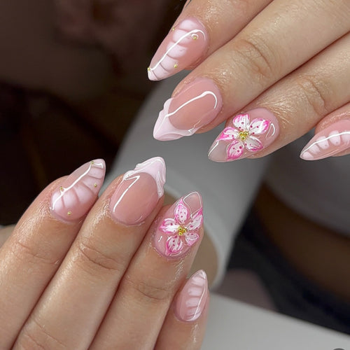Kunstvolle Nagelverlängerungen mit floralem Design und Glitzerakzenten Karnz