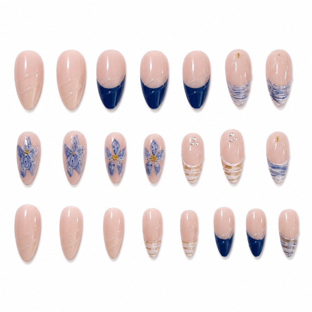 Kunstnägel mit Floralem Design und Eleganten Spitzen Karnz
