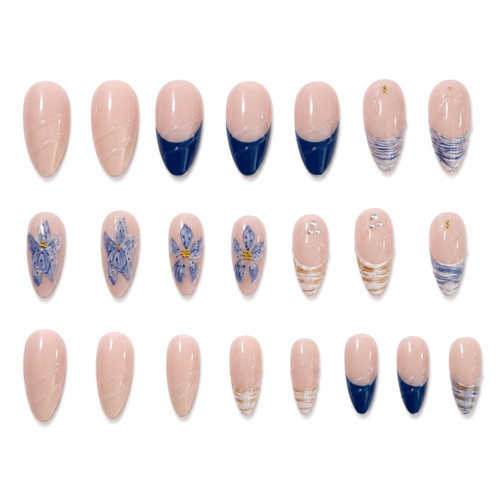 Kunstnägel mit Floralem Design und Eleganten Spitzen Karnz